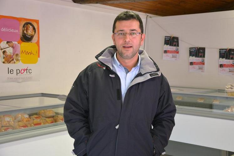 Thony Cesbron, éleveur porcin au Gaec de la Passerelle à Saint-Lézin dans son magasin de vente directe.