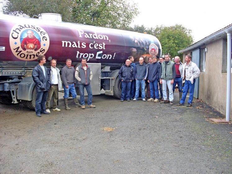 Des blocages de camions, comme ici à La Poitevinière, ont eu lieu dans plusieurs départements de l’Ouest et dans toute la France.