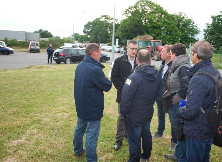 Devant l'usine Entremont de Guingamp (22), les producteurs en discussion avec Damien Lacombe, président de Sodiaal.