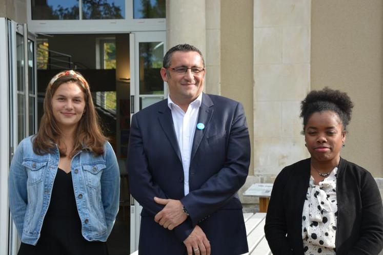 René Siret, directeur de l’ésa, en compagnie d’Amélie Gos (à g.), étudiante en 4ème année de cursus ingénieur en productions animales, et de  Noélline Rasoamandrary, ancienne élève de l’école et créatrice de la start-up Vanilla Bridge, hébergée dans l’incubateur ésa, lors de la conférence de rentrée de l’établissement, vendredi 13 septembre.