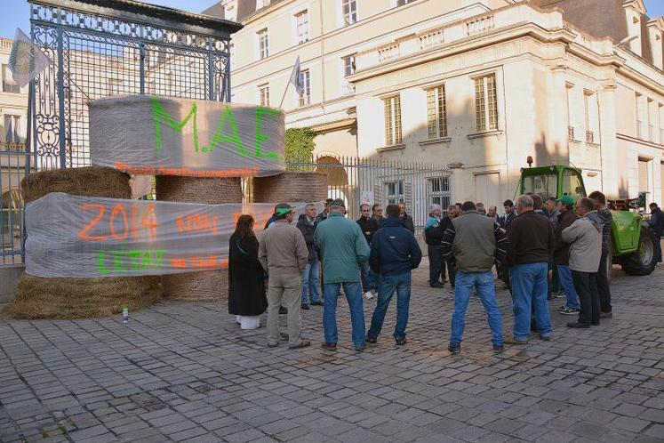 Près d’une cinquantaine d’agriculteurs avait interpellé le préfet, à Angers, le 27 mai dernier sur les retards de paiement des MAE.