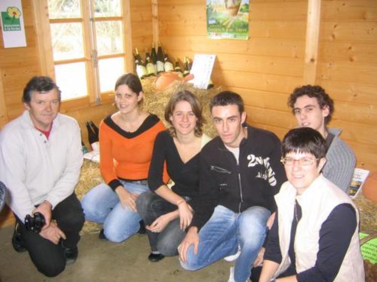 Elie Jarry, Marina Boisiaud, Coralie Chéné, Christopher Bouhier, Matthieu Guilloton et Maryline Jarry devant la vitrine de produits du terroir.