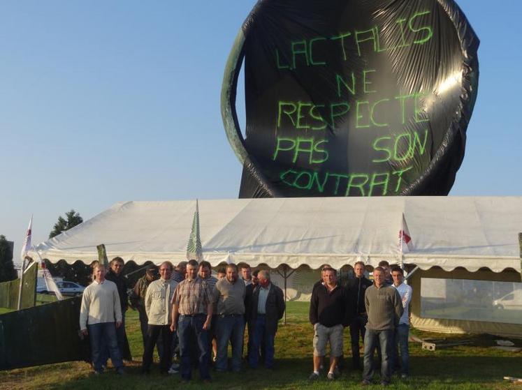 Devant le siège de Lactalis, à Laval, les éleveurs se sont relayés pour ramener l’entreprise à la table des négociations.