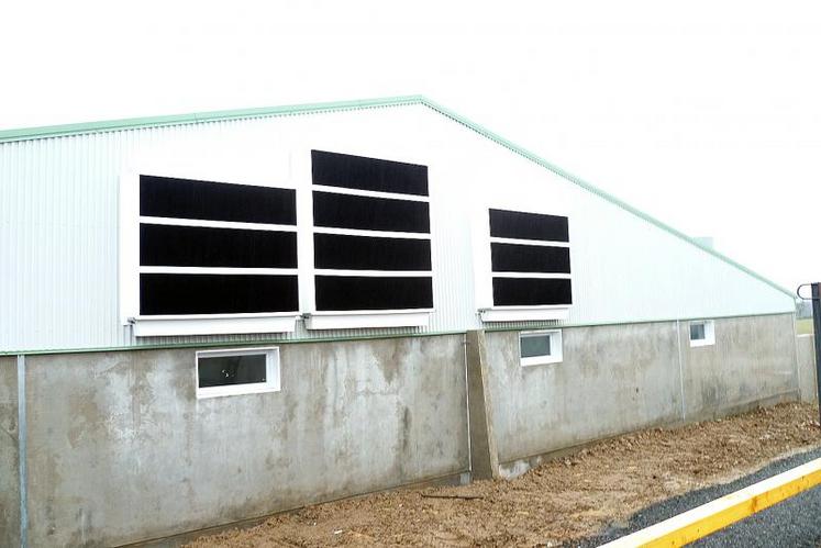 Le bâtiment d’engraissement, qui compte 1998 places. Il est équipé d’une ventilation centralisée, avec une alimentation en soupe.