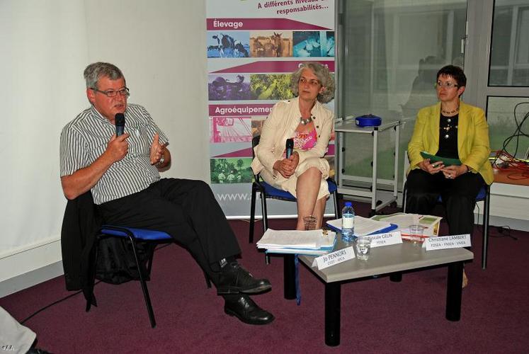 À l’invitation de l’Adefa, Jo Pennors, représentant des élus salariés et Christiane Lambert, 
représentante de l’organisme patronal, ont débattu de l’enjeu du maintien des emplois dans l’agriculture.