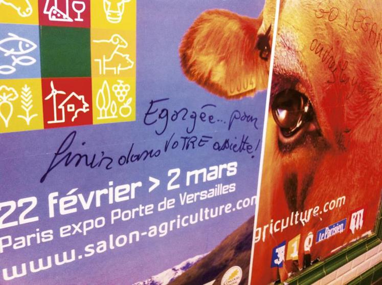 Affiche du Salon de l'agriculture, dans le métro parisien, présentant des slogans anti-viande.