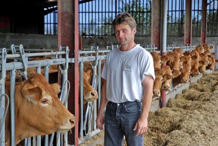 Mickaël Bazantay, président de la section bovine départementale, estime que “subir les aléas climatiques fait partie du métier, mais après cinq  années de crise, les éleveurs ne peuvent plus y faire face”.