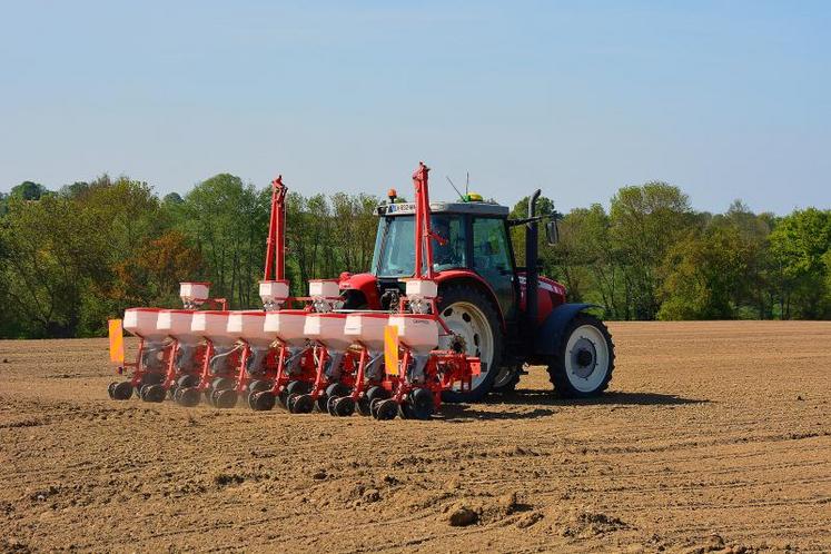 Le tracteur et le semoir à 8 rangs loué à la Cuma de La Pommeraye.