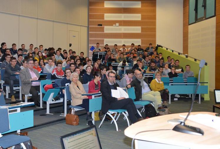 L'après-midi a rassemblé des agriculteurs et de nombreux étudiants.