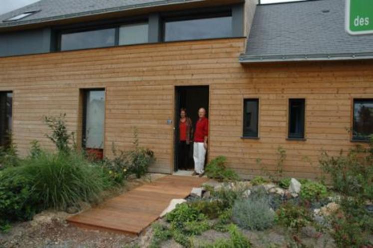 Dotée d’une meilleure isolation thermique et phonique, les maisons en bois, comme celle de Marie-Jo et et Claude, 
à Sainte-Gemmes-sur-Loire, procurent bien-être et confort au quotidien.