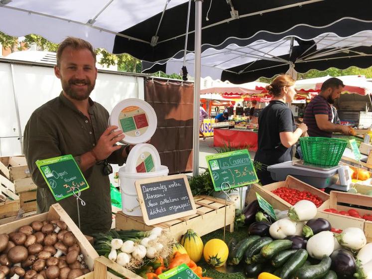 Mathias Esnault, fondateur de Graines d’ici, sur le marché Lafayette à Angers. En plus de son activité de primeur,  la société propose à ses clients des bioseaux gratuits pour la collecte des déchets organiques.