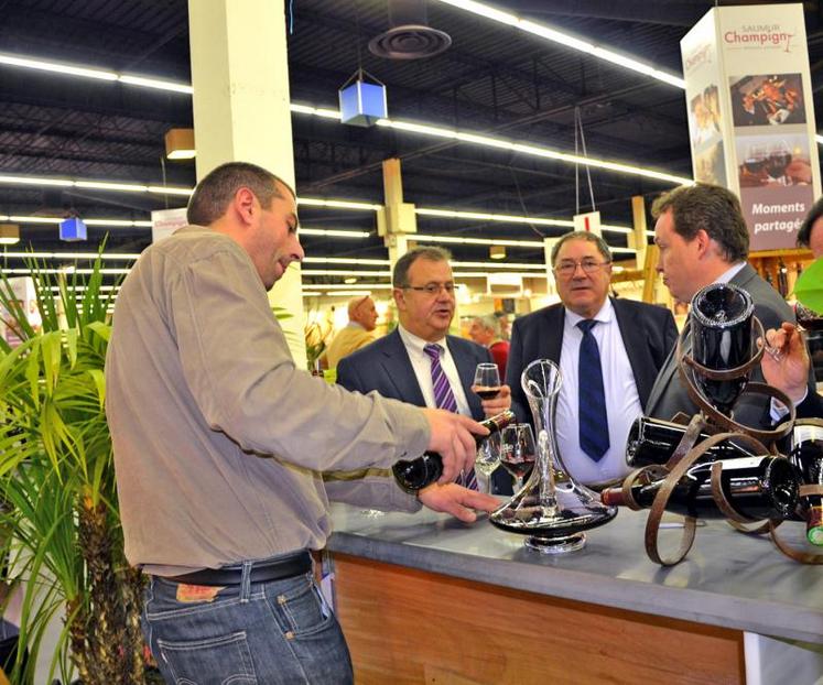 Lors de l’inauguration, Jean-Claude Bachelot, président d’Angers expo Congrès, le président du salon Pierre Aguilas et le maire d’Angers Frédéric Béatse ont fait le tour des stands. Ils ont, entre autres, dégusté un Saumur champigny sur le stand de Terra Vitis.