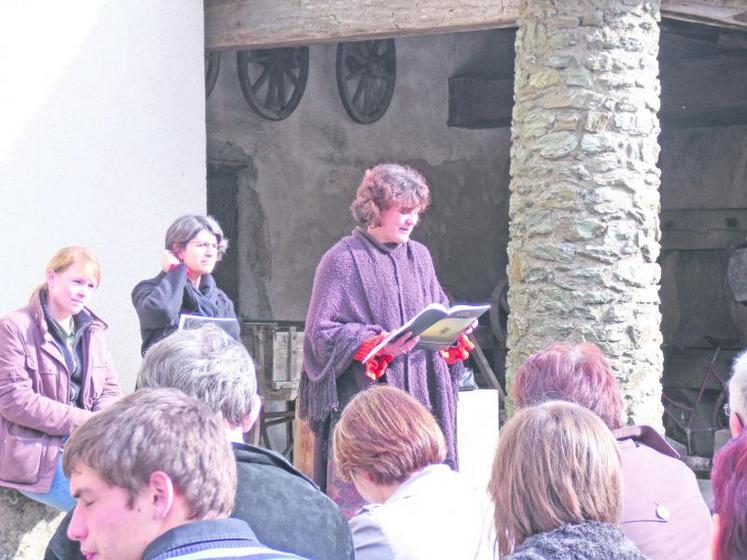 à 20 h, au parvis de l’église de Saint-Laurent-de-la-Plaine, des textes du recueil Crayons de Terre seront lus par les agricultrices.