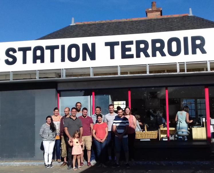 Les producteurs de Station Terroir devant leur boutique, le jour de l’ouverture à Saint-Georges-sur-Loire, samedi 14 septembre. Sébastien Ferrard, président du groupement, est au 2nd rang au centre (chemise à carreaux).