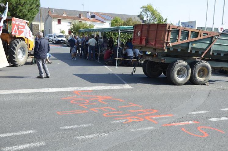 Des agriculteurs ligériens mardi matin 30 août, devant la laiterie Lactalis de Saint-Florent-le-Vieil (Maine-et-Loire).