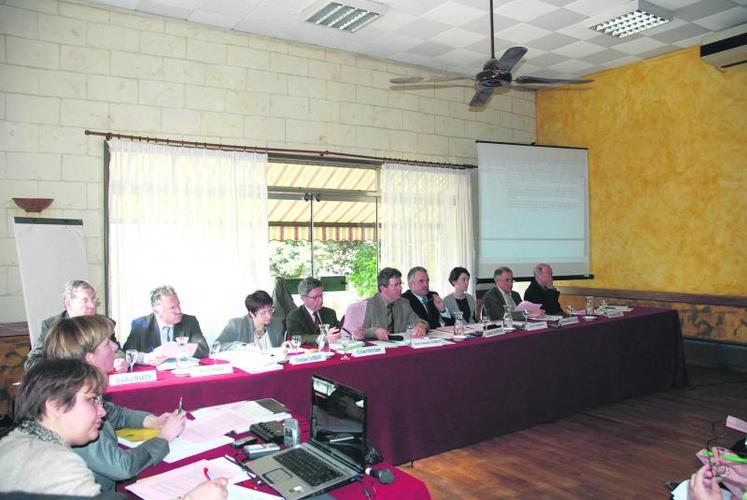 L’après-midi de la session, les élus ont plongé au cœur des spécificités 
de la Vallée et des problématiques de gestion de la ressource en eau associée. La visite de la station de pompage de 
St-Martin-de-la-Place gérée par l’Entente et permettant d’alimenter le réseau d’irrigation Beaufort-Brion-Jumelles à destination de 60 adhérents irrigants, mais aussi celle de la coopérative Anjou Plant (en photo) ont ainsi permis d’illustrer ces questions.