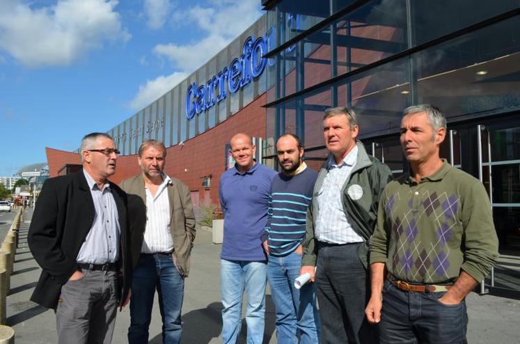 Devant Carrefour Saint-Serge, à Angers, le 28 septembre. Gérard Bourcier (section porcine), François Beaupère (secrétaire général de la FDSEA), Frédéric Lachambre (Fédération laitière), Frédéric Vincent (président de JA49), Jean-Marc Lézé (président FDSEA49) et Jean-François Ramond (section avicole).