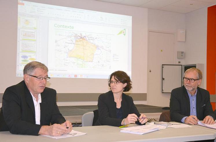 Michel Bourcier, maire du Louroux-Béconnais  ; Marine Ruaux, directrice adjointe de la Délégation Maine Loire Océan de l'Agence de l'eau Loire-Bretagne ; François Beaupère, président de la Chambre d'agriculture de Maine-et-Loire.