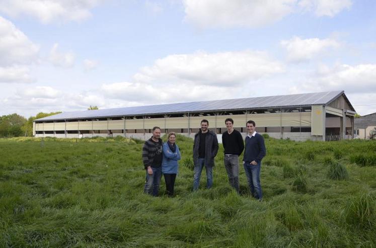 De gauche à droite : Philippe et Léone Boué (agriculteurs), Anthony Robert (constructions Trillot), Marc-André Tournerie et Olivier Duclos (commerciaux Solewa) devant la toiture photovoltaïque du nouveau bâtiment génisses.