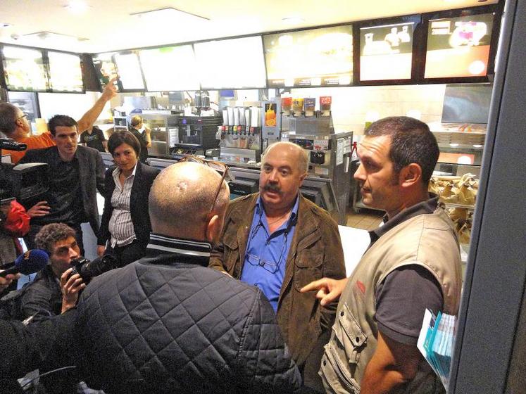 Vendredi 4 octobre, des éleveurs de la FNSEA 44 et de JA 44 se sont mobilisés pour vérifier l’origine de la viande bovine servie au MacDonald’s de la Beaujoire à Nantes.