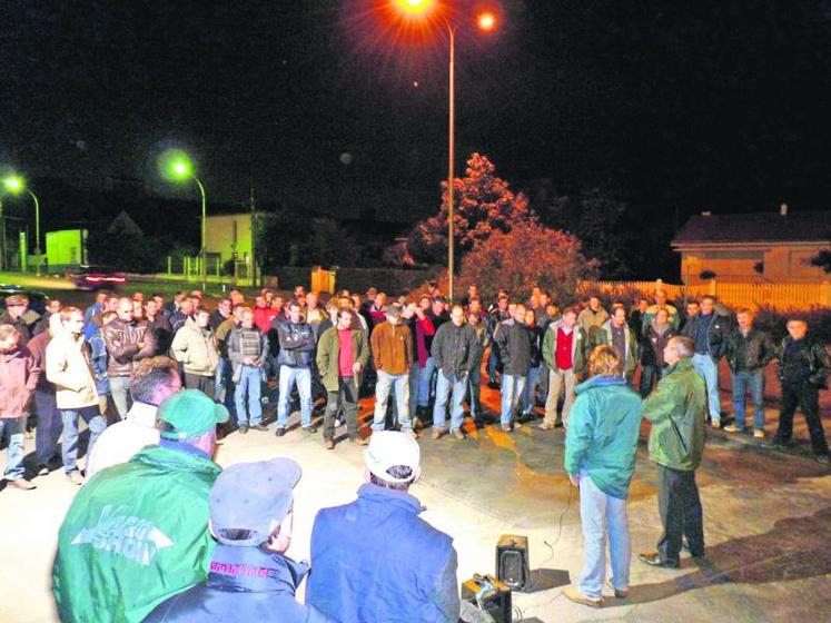 Le 18 octobre dernier, rassemblement de 150 agriculteurs devant l’abattoir Charal à Cholet.