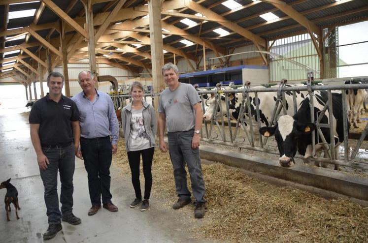 Yohann Tessier, gérant de l’entreprise Tessier ; Jean-Marc Billard, géobiologue ; Sandra et son père Stéphane Lepronier, associés du Gaec de la Fosse à Corzé, dans le bâtiment vaches laitières géré par Sandra.