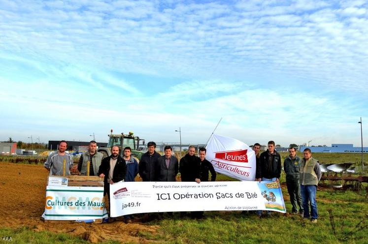 Lundi, zone Actiparc de Beaupréau. Les Jeunes agriculteurs et leurs partenaires devant la première parcelle ensemencée.