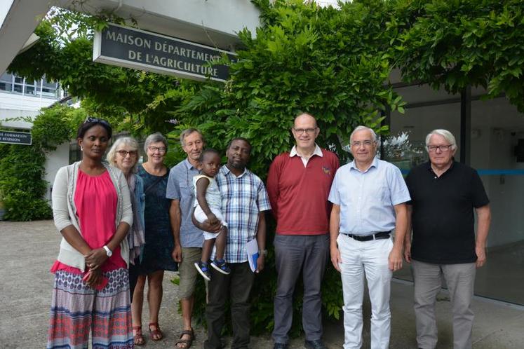 Mercredi 31 juillet, à Angers. De gauche à droite : Evelyne Lokéka (épouse de Pierre Lokéka, RDC), Marietta Mérieau (présidente d'Afdi Pays-de-la-Loire) ; Maryse Cognée et Jean-François Cognée (président d'Afdi Maine-et-Loire) ; Pierre Lokéka (interlocuteur d'Afdi en RDC) et son fils Georgio ; Bertrand Métayer (animateur Afdi) ; Claude Bourdin, coordinateur international de Dialogue entre agriculteurs ; Denis Bannier (Afdi Mayenne).