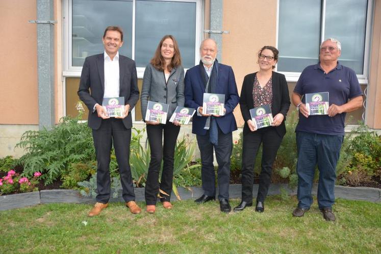 Pascal Prat, directeur général de Fleuron d’Anjou ; Morgane Saglio, de Destination Angers ; Bruno Dupont, président du Sival ; Anne Boussion, de Destination Angers ; Christian Befve, initiateur des International asparagus days, lors d’une conférence 
de presse mercredi 2 octobre aux Ponts-de-Cé