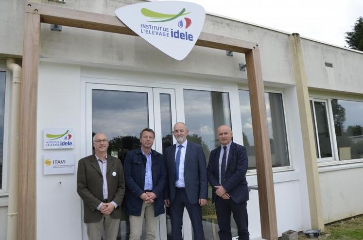 De gauche à droite : Olivier Leudet, responsable du site Idele de Beaucouzé ; David Moisan, directeur des services appui de l'Inra Centre Pays-de-la-Loire ; Martial Marguet, président de l'Institut de l'élevage ; Joël Merceron, directeur de l'Institut de l'élevage.