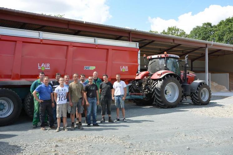Le groupe tracteur de la Cuma Romaine a investi 220 000 euros cette année pour deux tracteurs, une charrue et une remorque.
