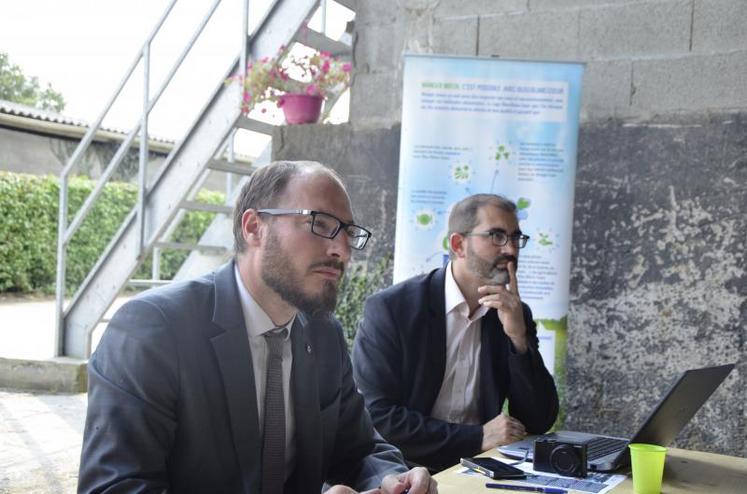 Denis Masséglia, député de la 5ème circonscription du Maine-et-Loire, et son collaborateur Adrien Ricard, se sont rendus lundi 16 juillet sur l’exploitation de Dominique Pezot, à Toutlemonde, afin d’échanger sur l’agriculture.