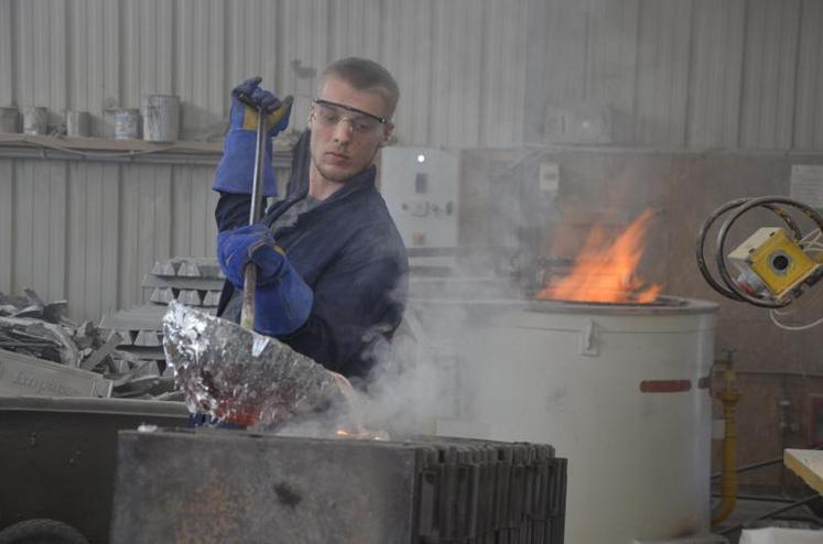 L'aluminium en fusion est à plus de 800 °C. Il refroidit en une dizaine de minute.