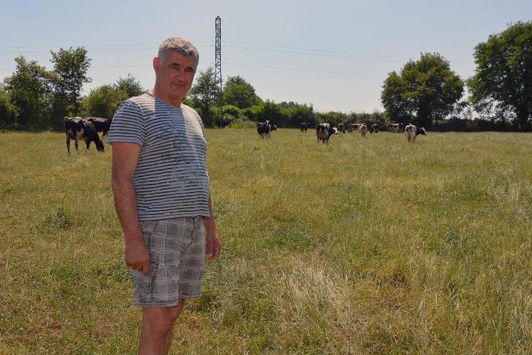 L’éleveur laitier, Rémy Métayer, de La Tessoualle suit depuis le 1er avril le cahier des charges pour produire le lait “C’est qui le patron!?”