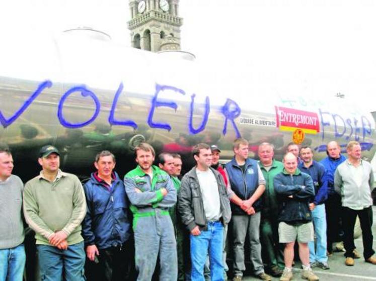 Les syndicalistes bretons ici à Guiscriff (56) ont conduit des actions contre Entremont (blocages de camions et d’une centrale logistique) pour faire revenir l’entreprise sur sa position.