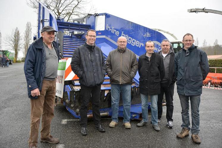 De gauche à droite : devant une des boudineuses de son entreprise, Daniel Jolivet, entrepreneur à Chaudron-en-Mauges, avec Yann Henry, directeur de la MFR de Chemillé et des collègues entrepreneurs.