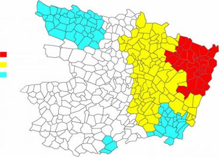 Carte des zonages définis pour le calcul de la redevance irrigation.
En rouge : ZRE nappe du Cénomanien
En jaune : Communes non concernées par la ZRE 
<En bleu : ZRE eau superficielle