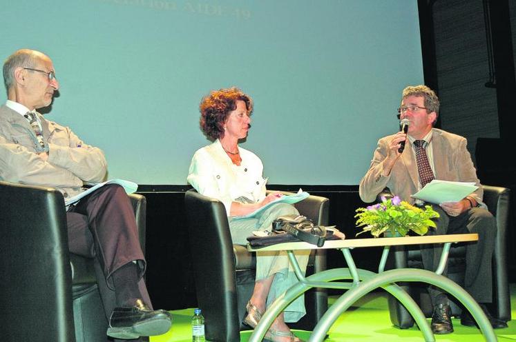 Jean-Charles Heraut, psychologue, Anne Laurent (MSA Haute Normandie), Jean-François Cesbron, président de l’association Aide 49.