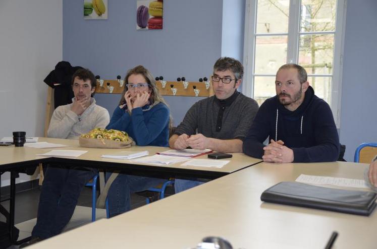 Les agriculteurs d’Ombrée-en-Anjou, autant la FDSEA que la Confédération paysanne, sont indignés de la décision du tribunal de grande instance qui a privilégié un agrandissement à 6 installations. Vendredi 2 mars, ils ont invité la presse et des élus pour discuter du sujet. Des élus locaux comme Jacques Robert, président de la commission agricole de la communauté de communes Anjou Bleu communauté, ont fait le déplacement.