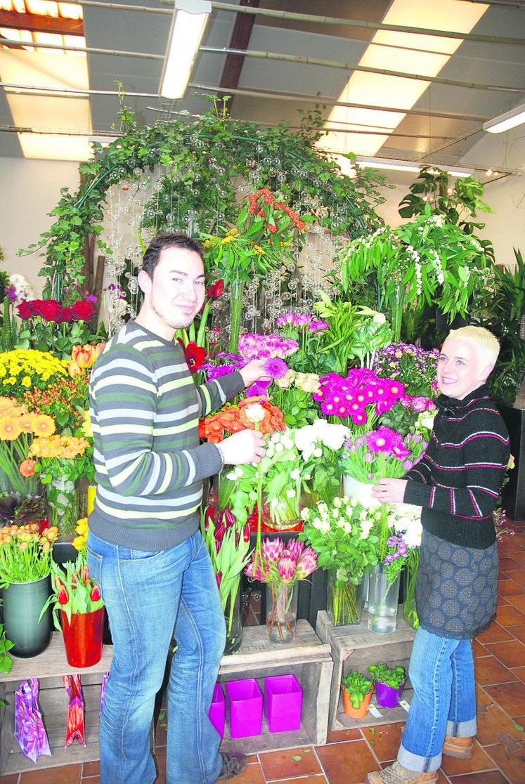 Audrey Barraud, gérante de la boutique “Nature acidulée”, avec Dimitri, son employé, a guidé les visiteurs dans la composition florale.