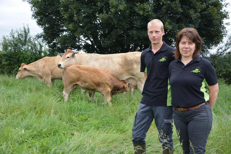 Jérémy et Lydie Guillemet, du Gaec Maison Guillemet à Saint-Hilaire-du-Bois (Lys Haut Layon). En arrière plan avec son veau, la vache Influence, championne au Sia 2018 à Paris.