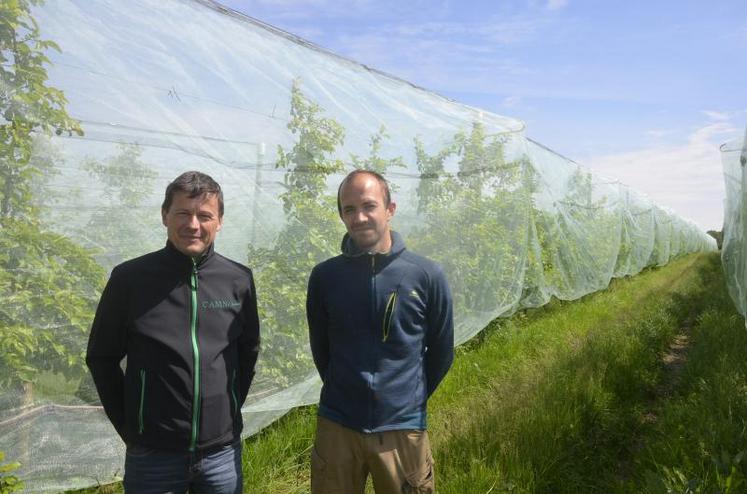 Yannick Manseau (à gauche) a conseillé et accompagné François Crestin (à droite) dans l’installation et le choix de ses filets.