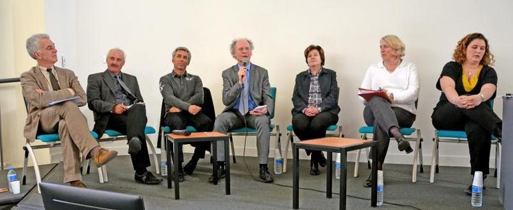 À la table ronde animée par Jean-Paul Goutines, directeur de la FRSEA, Xavier Vinet, chef de service académique d’information et d’orientation et délégué régional de l’Onisep Pays de la Loire, Dominique Bouhier, président de l’Arefa Pays de la Loire, Jean-François Ramon, aviculteur, Valérie Voisin, déléguée régionale du Fafsea Pays de la Loire, Danièle Coisne, chargée de mission Partenariats à Pôle emploi, et Hélène Paucet, animatrice du Syndicat de fruits du ...