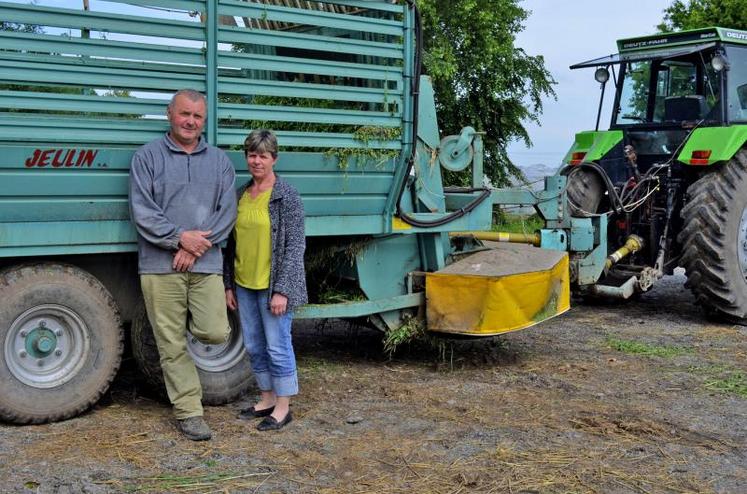 Pour procéder à la récolte du fourrage, les agriculteurs utilisent une faucheuse, autochargeuse, distributrice.