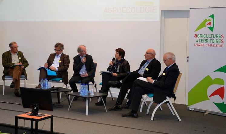 De gauche à droite : Bernard Bélouard, président Arvalis-Institut du végétal des Pays-de-la-Loire, Dominique Tremblay, conseiller régional délégué à l'agriculture et à l'alimentation, Jean-Paul Goutines, directeur de la FRSEA et animateur de la table ronde, Christiane Lambert, première vice-présidente de la Chambre régionale, Jean-Claude Merceron, président Commission locale eau du Sage Vie-et-Jaunay et Christian Huyghe, directeur scientifique adjoint de l'Inra.