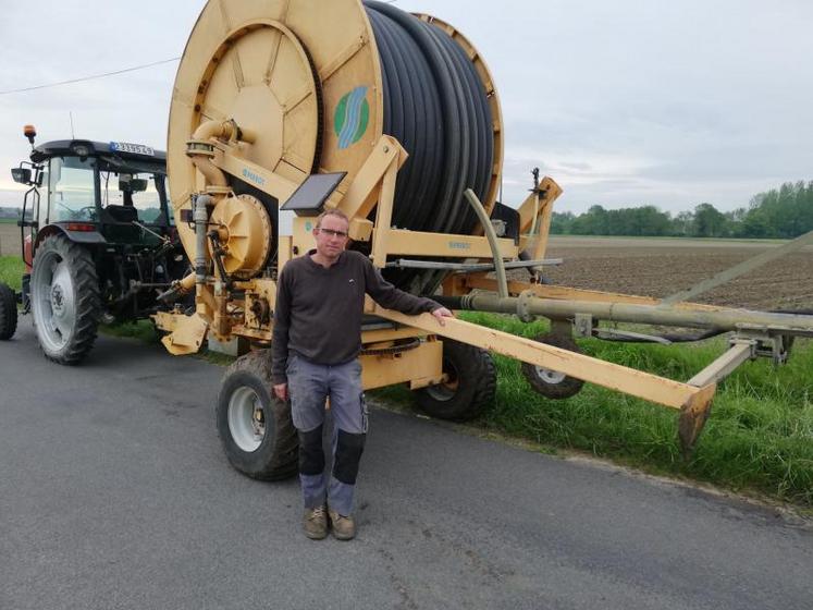 Michaël Hubert irrigue son millet afin de faciliter la levée.