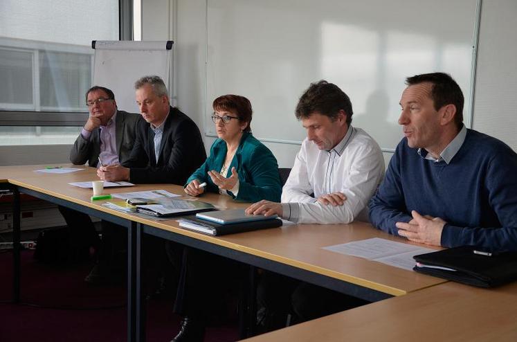 De droite à gauche : Hubert Garraud, président de Terrena, Christophe Godet, président de Ter’élevage, Christiane Lambert, première vice-présidente de la Chambre d’agriculture des Pays-de-la-Loire, Mickaël Bazantay, président de Bovinéo et Alain Denieulle, président de GIE élevage Pays-de-la-Loire.