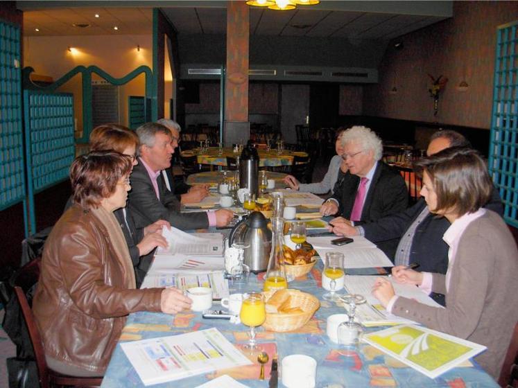 Christiane Lambert, Jacqueline Cottier et Jean-Marc Lézé présentent des cas types aux Parlementaires et à leurs représentants.