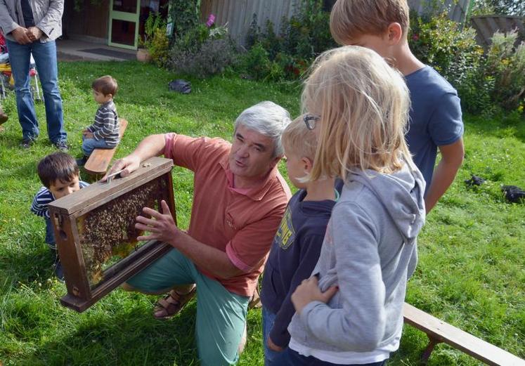 André Blatier s’adresse autant à aux jeunes enfants qu’aux adultes qui les accompagnent. Tout au long de l’après-midi, il alterne les supports.