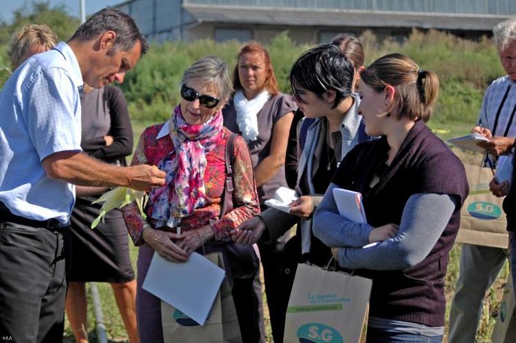 Dix années sont nécessaires pour développer une nouvelle variété de plants. Les essais menés par Syngenta aux quatre coins du globe permettent de les observer dans des conditions climatiques différentes. Les participants aux Rendez-vous du végétal ont pu visiter les essais de maïs sur le site de l’entreprise situé aux Ponts-de-Cé.